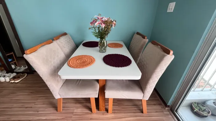 Mesa de jantar com 4 cadeiras