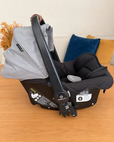 Bebê Conforto Safety 1st 4safe com base Isofix