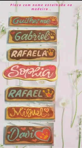 Placa de nome em madeira entalhadas com acabamento em resina epox. 