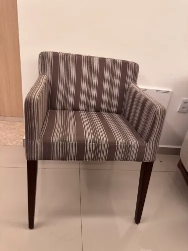 Poltrona Decorativa para Sala Confortável Tecido Veludo