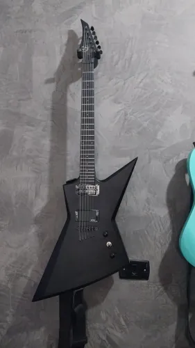 guitarra S by Solar EB4.6C EXPLORER PRETO CARBON com capa