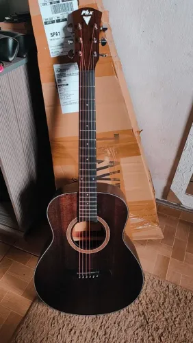 Vende-se um violão