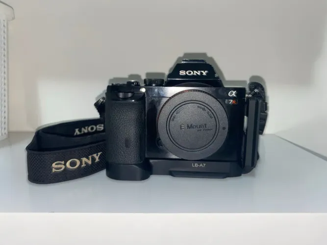Câmera Sony Alpha 7R
