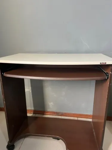 Vende-se escrivaninha