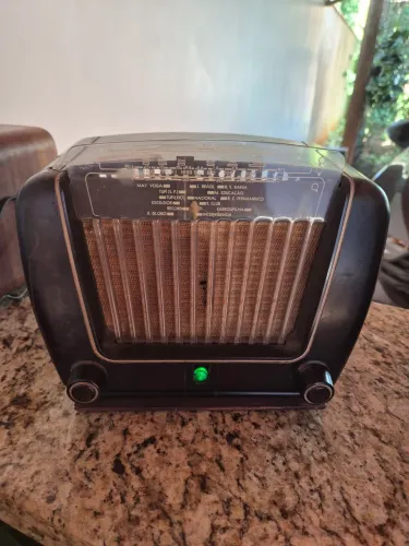 Rádio antigo valvulado Philips. Anos 50.
