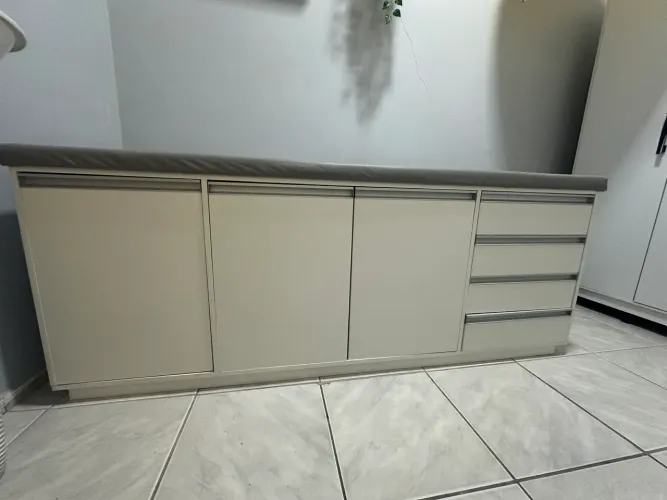 Vendo Maca com gavetas e espaço interno