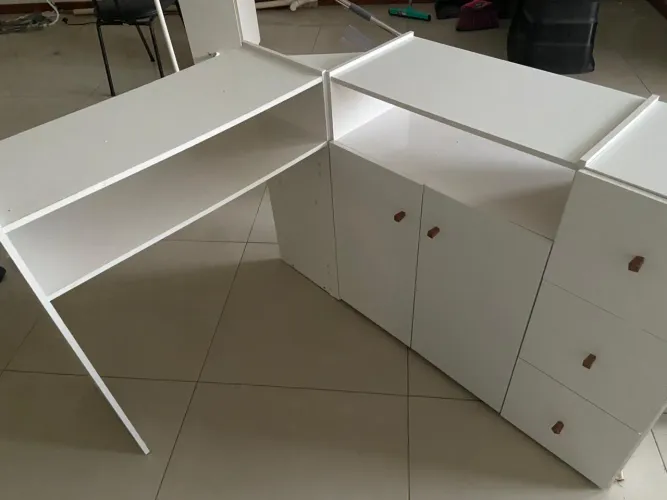 Kit 2 Móveis Brancos em Ótimo Estado - Mesa Escrivaninha + Rack TV | R$ 250