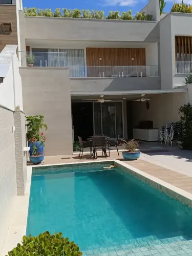 Casa condomínio Rio Mar três suites e dependência completa .