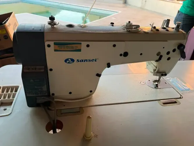 MÁQUINA DE COSTURA RETA