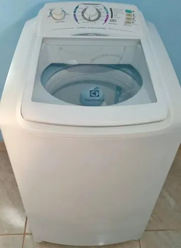 Vendo máquina marca Electrolux 10kg moderna funcionando perfeitamente 