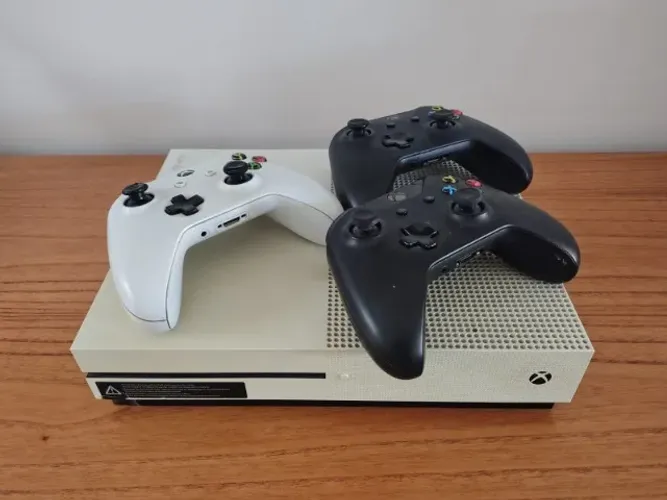 Xbox One S 1TB - jogos e controles