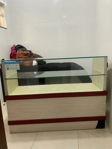 Balcão Vitrine em MDF com Vidros - Semi Novo - Excelente Estado