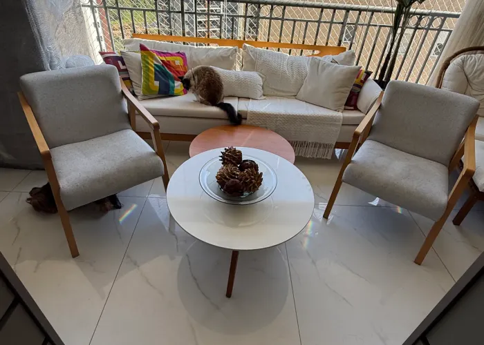 Par de Poltronas em Madeira  Estofadas - Design Moderno