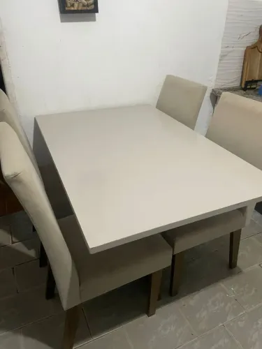 Mesa 1,20 x 80 com 4 cadeiras 