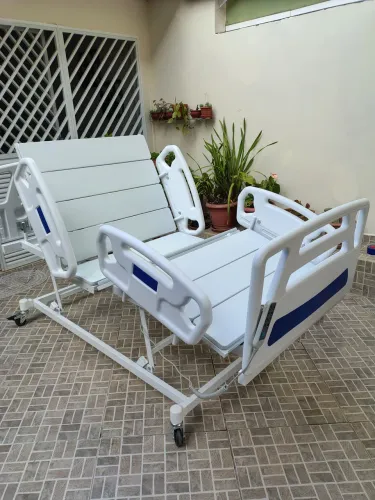 Cama hospitalar elétrica  semiNova faz todos movimentos entrego 