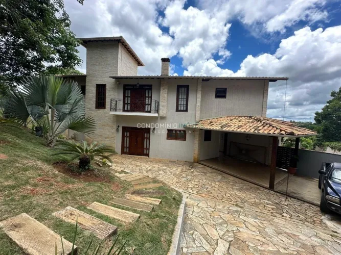 Maravilhosa casa de alto padrão em um dos melhores condomínios fechados da cidade.