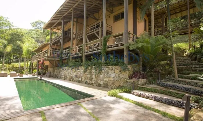 Casa em condomínio fechado com praia particular