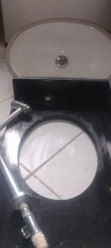 Pia de mármore completa com vaso sanitário completo 