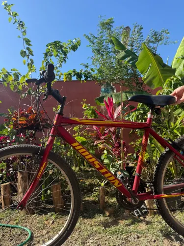 Bicicleta vermelha em ótimo estado