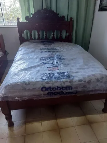 Cama de madeira maciça casal de R$ 2.500,00 por 1.500,00