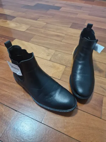 Bota em couro nova