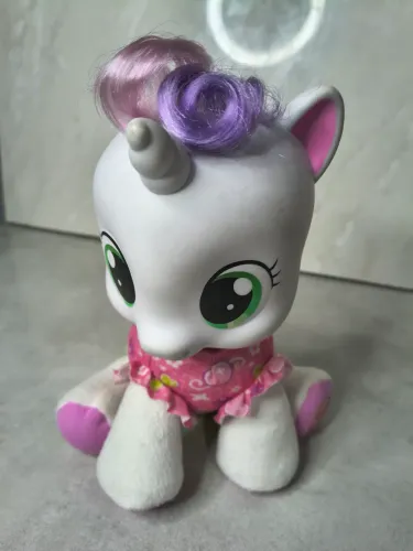 eletrônica Hasbro My Little Pony So Soft Newborn Sweetie Belle branca