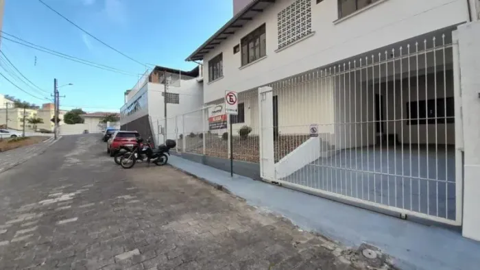 Casa 3 dormitórios disponível para locação no Bairro Ponta Aguda Blumenau