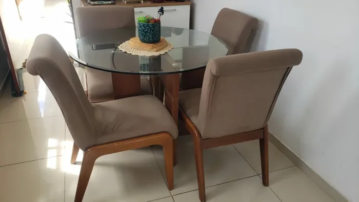 Vendo sofá dois lugares valor de 600,00 e uma mesa de jantar quatro cadeiras valor de 600
