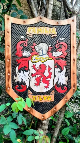 Brasão de Família confeccionado em madeira maciça 