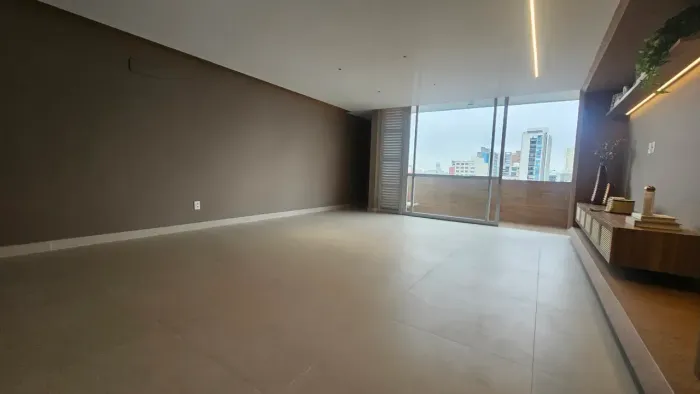 Apartamento Reformado 182 m², 3 Dormitórios com 1 Suíte com Closet, Escritório e Terraço.