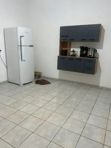 Vende-se geladeira (800) e armário (650)