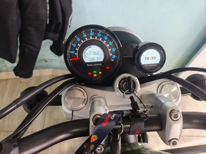 Royal Enfield Super Meteor, muito nova .