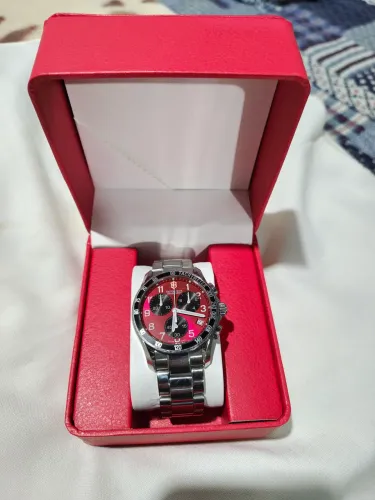 Relógio Victorinox Swiss Army Vermelho.