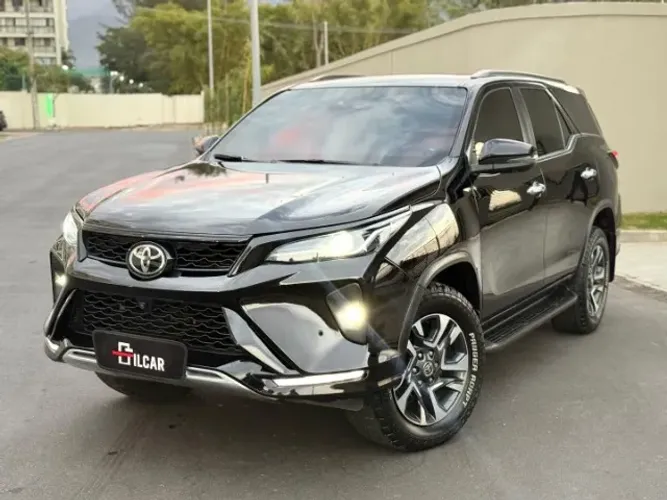 Toyota Hilux SW4 SRX Plat. 4X4 2.8 TB Die. Aut. 2025
