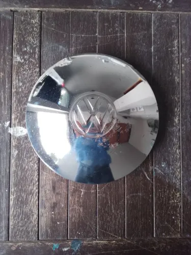 Calota VW original com marcas do tempo