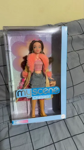 Boneca Barbie Signature My Scene - Roupa Inspirada em Chelsea Y2K