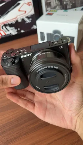 Kit Sony ZV-E10 + Sigma 18-50mm f/2.8 completo