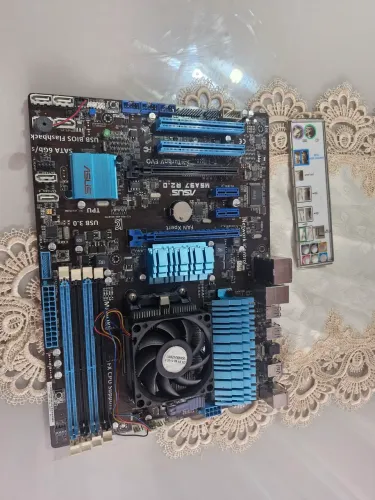 Placa-mãe ASUS M5A97 R2.0. Ddr3. ATX com socket AM3+ para processadores AMD FX.