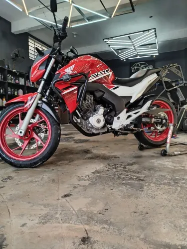 Moto extremamente cuidada,apenas com um detalhes no tanque 