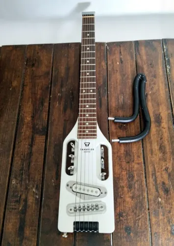 GUITARRA COMPACTA TRAVELER GUITAR HEADLESS