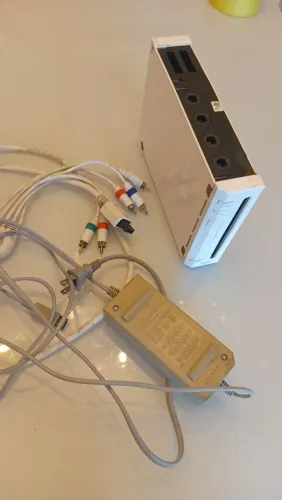 Nintendo Wii com cabos no estado 