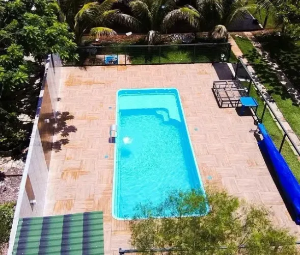 Piscina de fibra com prainha