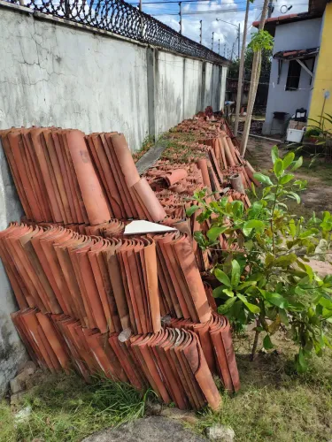 Vendo resto de obra, telhas usadas.
