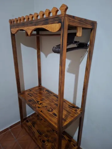 Arara de madeira 