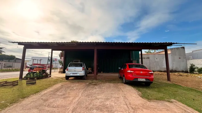 Vende-se 2 container preparados para comércio com alguns móveis.