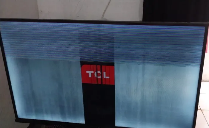 TV 32 polegadas TCL, está com defeito 100