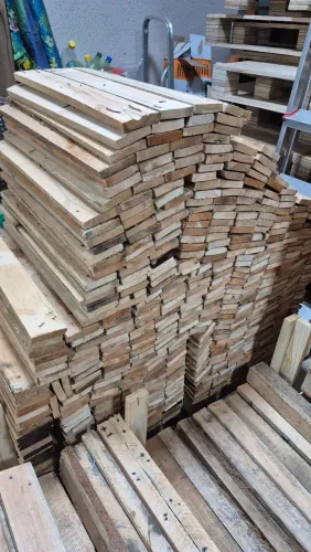 Ripas de pallets medida 0.50 centímetros, madeira eucalipto, largura 0.05cm, 1.00 real. 