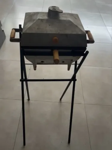Churrasqueira a bafo com pés