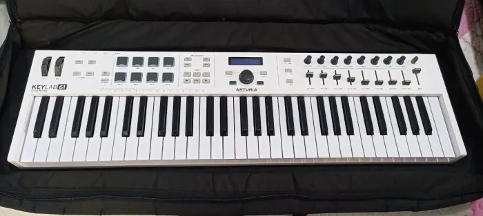Teclado Controlador Arturia Keylab 61 Essential