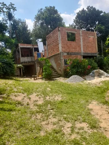 Sitio com 2 casas terreno com 8.064 m² de área